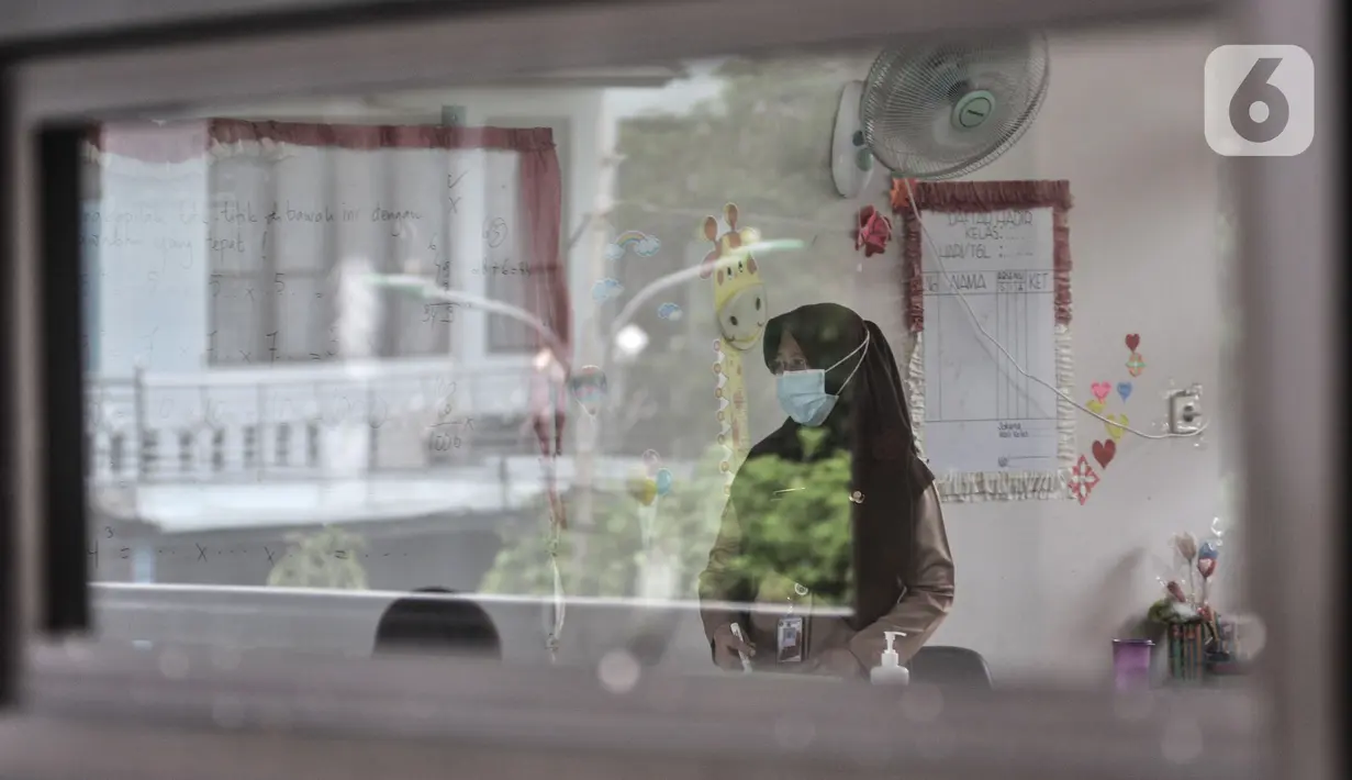 Guru mengajar para siswa saat pembelajaran tatap muka di salah satu ruang kelas SDN Pulogadung 07, Jakarta, Rabu (7/4/2021). Selain siswa, orangtua murid yang mengantar atau menjemput wajib mengikuti protokol kesehatan. (merdeka.com/Iqbal S. Nugroho)