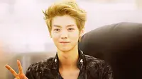 Luhan `EXO` memamerkan piagam penghargaan yang diberikan Guinness World Records.