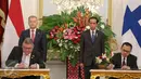 Presiden Jokowi dan Presiden Finlandia menyaksikan pelaksanaan penandatanganan nota kesepahaman antara Menteri ESDM Sudirman Said (kanan) dan Menlu Finlandia Timo Soini (kedua kiri) di Istana Merdeka, Jakarta, (3/11/2015). (Liputan6.com/Faizal Fanani)