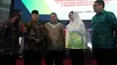 Sekretaris DSN-MUI, Anwar Abbas (kedua kiri) dan Direktur Utama PT Kustodian Sentral Efek Indonesia (KSEI), Friderica Widyasari Dewi (kedua kanan) saat penyerahan fatwa syariah terkait proses Bisnis Atas Layanan Jasa di Gedung Bursa Efek Indonesia, Jakarta, Senin (1/4). (Liputan6.com/Johan Tallo)