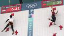 Atlet panjat tebing Indonesia, Rajiah Salsabillah (kiri) kalah cepat 0,03 detik dari wakil China, Deng Lijuan pada babak semifinal cabang olahraga panjat tebih Olimpiade Paris 2024 di Le Bourget Sport Climbing Venue, Paris, Prancis, Rabu (07/08/2024). (AP Photo/Tsvangirayi Mukwazhi)