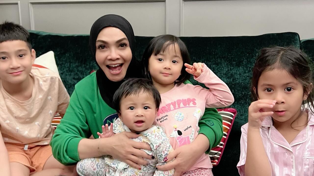 7 Potret Seru Rieta Amilia Bareng Cucu-Cucu, Aksi Jahil Rafathar ke Rayyanza Cipung Jadi Sorotan