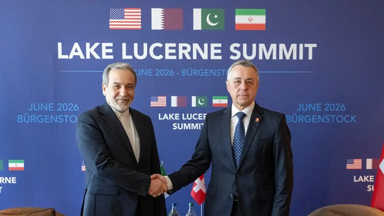 Menteri Luar Negeri Iran Abbas Araghchi (kiri) berjabat tangan dengan Menteri Luar Negeri Swiss Ignazio Cassis saat pertemuan bilateral di resor Buergenstock, Obbuergen, dekat Lucerne, Swiss, Minggu (21/6/2026).