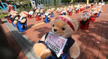 Boneka beruang teddy dipajang untuk memprotes kekerasan terhadap pedagang kaki lima ilegal, di depan kantor distrik Mapo di Seoul, Kamis (24/9/2020). Boneka beruang itu menggantikan pengunjuk rasa untuk menghindari pelanggaran larangan aksi dengan lebih dari 10 orang.  (AP Photo/Ahn Young-joon)