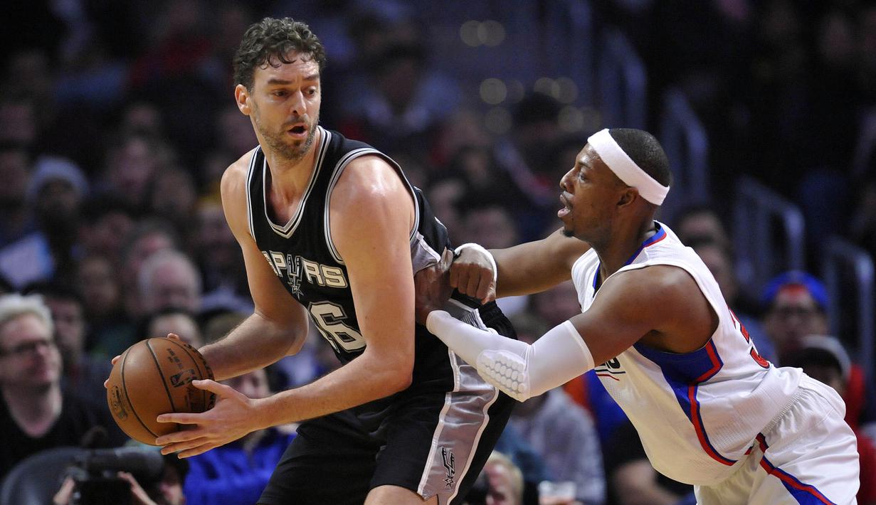 Gaya pemain San Antonio Spurs, Pau Gasol (kiri) saat mendapat pengawalan ketat dari pemain L. A. Clippers, Paul Pierce pada laga NBA basketball game di Staples Center, (22/12/2016). Clippers menang 106-101. (Reuters/Gary A. Vasquez-USA TODAY Sports)