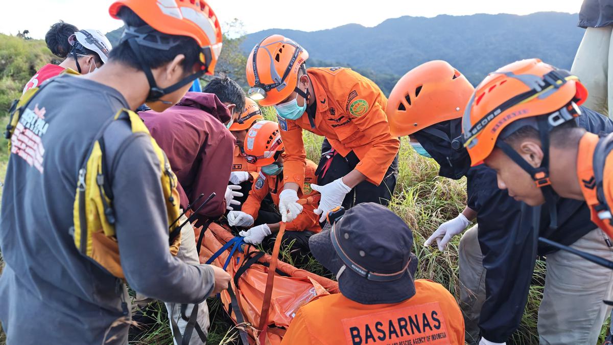 5 pendaki tersambar petir di puncak Gunung Monrolo, satu orang meninggal. Bagaimana kronologinya? Temukan faktanya: