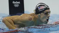 Perenang Amerika Serikat, Michael Phelps, saat tampil pada nomor estafet 4x100 meter gaya bebas putra di Olimpiade Rio 2016, Brasil, Minggu (7/8/2016). Tim renang putra AS berhasil meraih emas pada nomor ini. (AP/Matt Slocum)