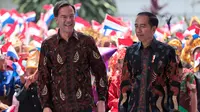 Presiden Joko Widodo atau Jokowi (kanan) berbincang dengan PM Belanda Mark Rutte (kiri) sebelum pertemuan di Istana Bogor, Jawa Barat, Senin (7/10/19). Pertemuan itu membahas kerja sama strategis antara Indonesia dan Belanda kedepan berdasarkan prinsip kemitraan komprehensif. (AP/Dita Alangkara)