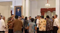 Momen Menteri Investasi Bahlil Lahadalia melempar candaan ke Menparekraf Sandiaga Uno soal PPP tidak lolos parlemen di Pemilu 2024 hingga membuat Presiden Jokowi tertawa. Momen ini terjadi di sela acara pelaporan SPT Pph yang diikuti sejumlah menteri Kabinet Jokowi-Ma'ruf di Istana Negara, Jakarta, Jumat 22 Maret 2024. (Liputan6.com/Lizsa Egeham)