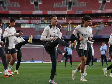 Para pemain Real Madrid saat ambil bagian dalam sesi latihan di stadion Emirates, London, 7 April 2025. (Adrian DENNIS/AFP)