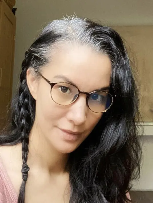 <p>Ia pun tampil dengan kepang sampingnya dengan rambut putih di garus rambutnya tersebut. Dan terlihat lebih stylish. @nadyahutagalung</p>