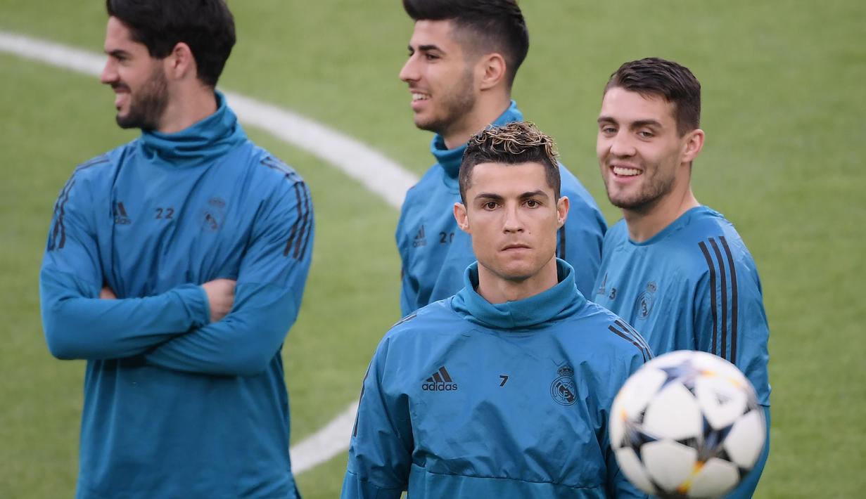 Striker Real Madrid, Cristiano Ronaldo, saat latihan jelang laga Liga Champions di Stadion Allianz, Turin, Senin (2/4/2018). Real Madrid akan berhadapan dengan Juventus. (AFP/Marco Bertorello)