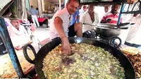 Tangan Kebal Minyak Panas, Warung Kakek Ini Banjir Pembeli