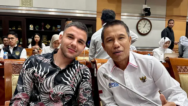 Calvin Verdonk hadir secara langsung di Gedung DPR untuk proses naturalisasi dirinya. (Foto: PSSI)