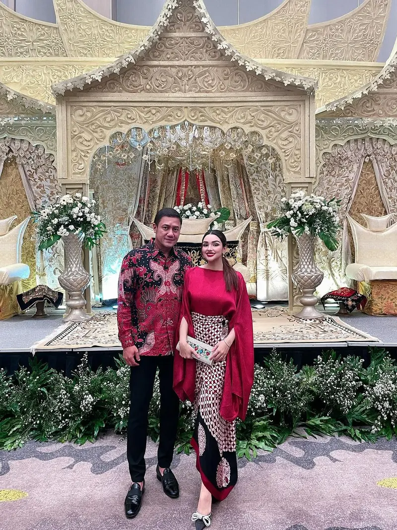 Potret Kompak Nurah Syahfirah dan Teuku Rafly saat Kondangan, Tampil Elegan dengan Outfit Batik Merah