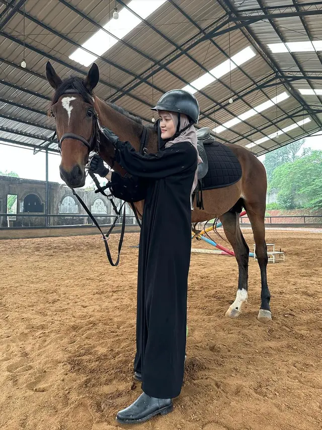 Punya Hobi Baru, Ini 7 Potret Henny Rahman Latihan Berkuda