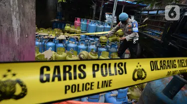 Polisi saat mengamankan barang bukti gas subsidi di Meruya Utara, Jakarta Barat, Selasa (6/4/2021). Mabes Polisi mengamankan tempat pengoplosan gas subsidi LPG 3 kg menjadi gas 12 kg.  (merdeka.com/Imam Buhori)