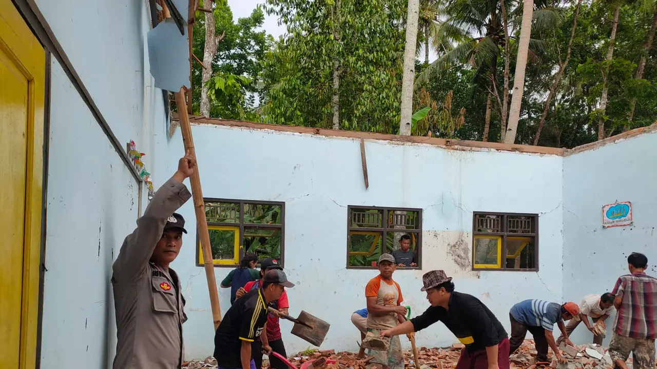 Atap SD Negeri 1 Pejagatan, Kecamatan Kutowinangun, Kebumen, dilaporkan ambruk usai guyuran hujan deras. (Foto: Liputan6.com/Humas Polres Kebumen)