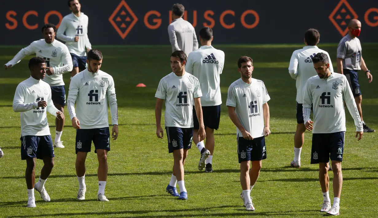 Para pemain Spayol bersiap mengikuti sesi latihan tim di Stadion NSK Olimpiyskiy, Ukraina (12/10/2020). Spanyol akan bertanding melawan Spanyol dalam  lanjutan UEFA Nations League Divisi A Grup 4 (A4). (AP Photo/Efrem Lukatsky)