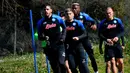 Pemain Napoli Piotr Zielinski, Mathias Olivera, dan Victor Osimhen mengambil bagian dalam sesi latihan di pusat latihan SSC Napoli, Castel Volturno, Naples, Italia, 14 Maret 2023. Napoli akan menghadapi Eintracht Frankfurt pada pertandingan sepak bola leg kedua babak 16 besar Liga Champions. (Tiziana FABI/AFP)