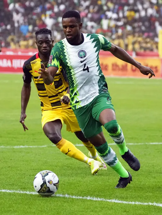 Pemain Nigeria Frank Onyeka (kanan) berebut bola dengan pemain Ghana pada pertandingan sepak bola leg kedua kualifikasi Piala Dunia 2022 di Abuja, Nigeria, 29 Maret 2022. Pertandingan berakhir imbang 1-1. (AP Photo/Sunday Alamba)