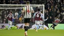 Pemain Aston Villa, Alex Moreno, berusaha menghalau tendangan pemain Newcastle United, Jacob Murphy,  pada laga Liga Inggris di Stadion Villa Park, Birmingham, Selasa (30/1/2024). Newcastle berhak naik ke peringkat tujuh dengan poin 32, sama dengan poin Brighton dan Manchester United yang masing-masing menduduki peringkat delapan dan sembilan. (Jacob King/PA via AP)