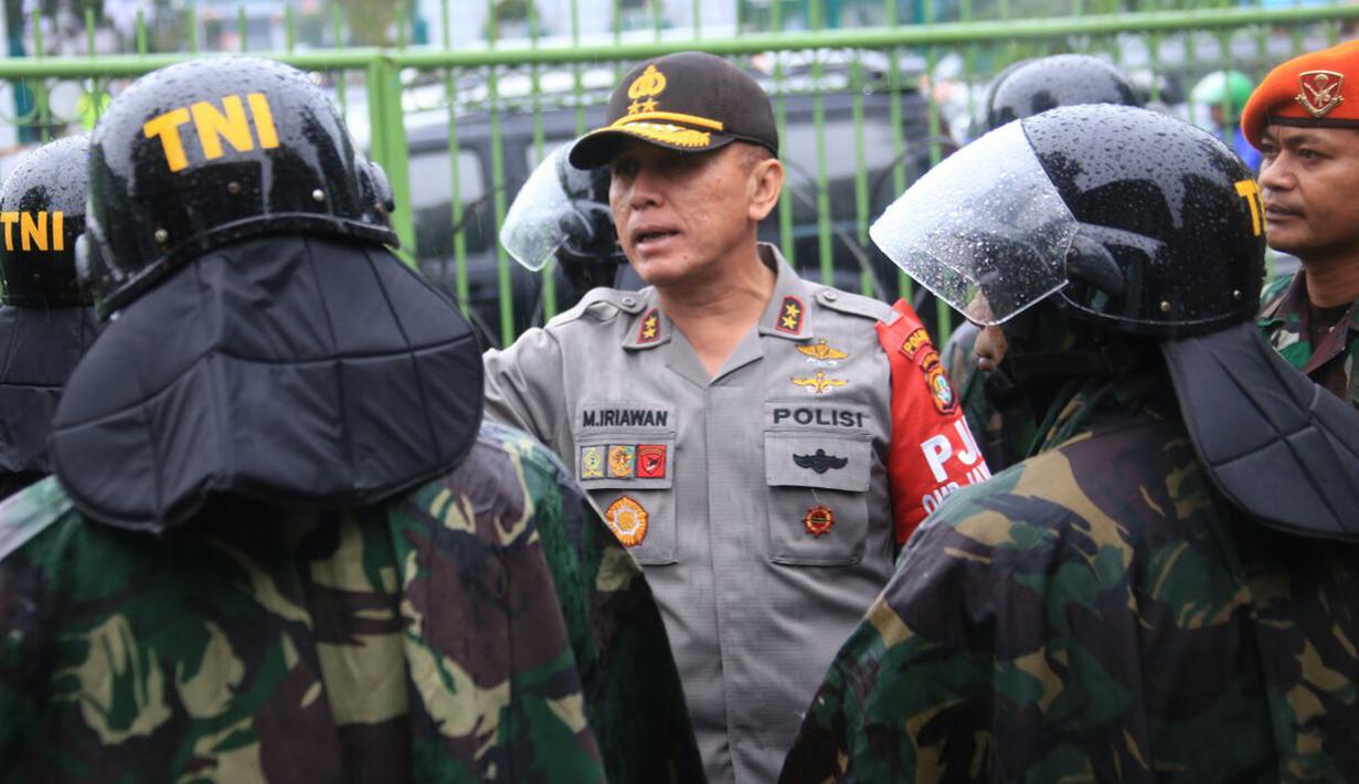 Kapolda Metro Jaya Irjen Pol M Iriawan memberi pengarahan kepada personil gabungan TNI/Polri yang mengamankan aksi 212 di Gedung DPR/MPR, Jakarta Pusat, Selasa (21/2). Sekitar 32.300 personel dikerahkan dalam pengamanan Jakarta hari ini (Dok. Istimewa)