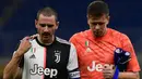 Bek Juventus, Leonardo Bonucci dan kiper Juventus, Wojciech Szczesny, tampak kecewa usai timnya kalah saat menghadapi AC Milan pada laga lanjutan Serie A di San Siro, Rabu (8/7/2020) dini hari WIB. Juventus kalah 2-4 atas AC Milan. (AFP/Miguel Medina)