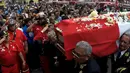 Petugas pemadam kebakaran memberi penghormatan terakhir kepada jenazah saat upacara pemakaman, di Kota Lima, Peru (21/10). Prosesi pemakaman ini dihadiri oleh ribuan pelayat. (Reuters/Guadalupe Pardo)