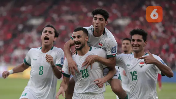 <p>Selebrasi para pemain Irak merayakan gol ke gawang Indonesia yang dicetak Aymen Hussein (tengah) melalui eksekusi penalti pada laga Grup F putaran kedua Kualifikasi Piala Dunia 2026 zona Asia di Stadion Utama Gelora Bung Karno (SUGBK), Senayan, Jakarta, Kamis (6/6/2024). (Bola.com/Abdul Aziz)</p>