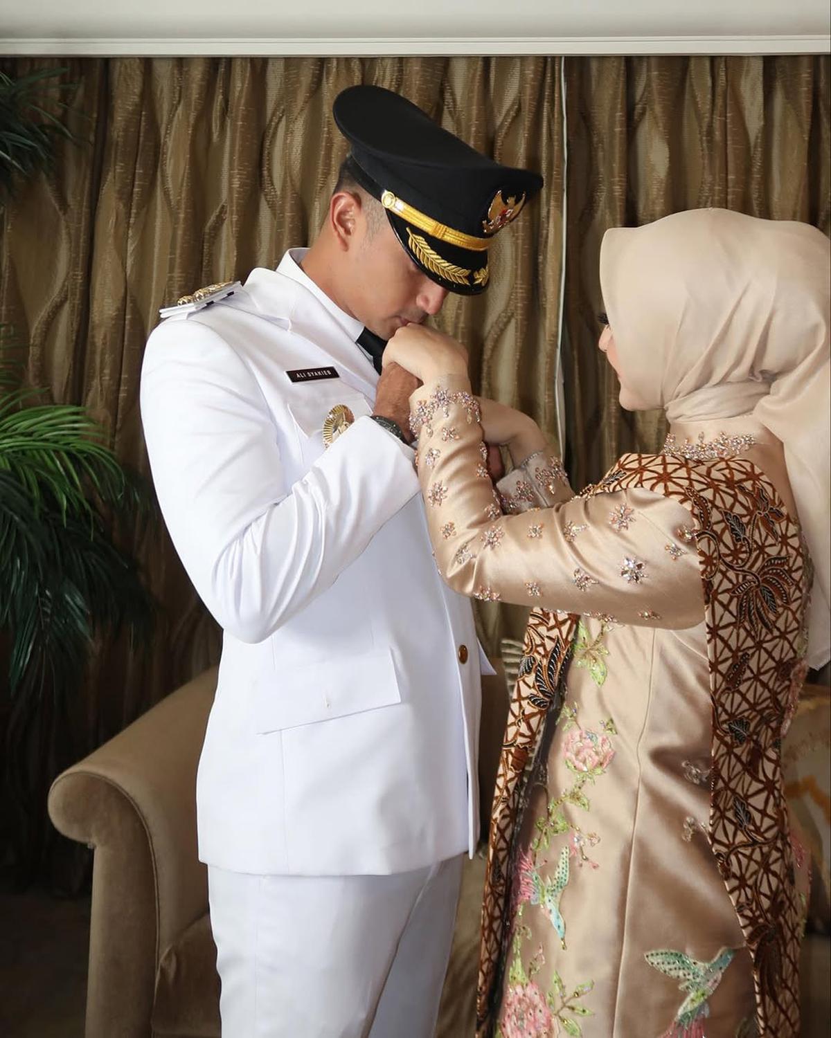 Potret Margin Wieheerm Tampil Anggun Berkebaya Dampingi Ali Syakieb saat Pelantikan Wakil Bupati Bandung
