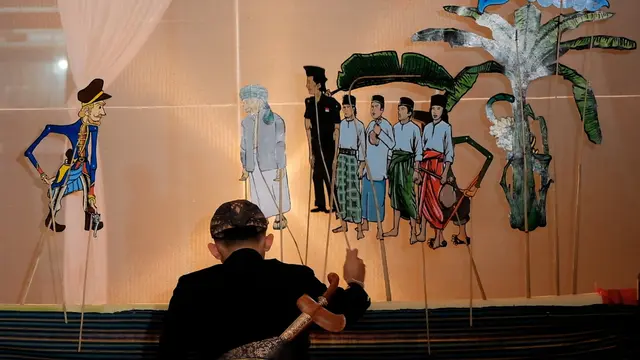 Wayang santri yang mengangkat lakon Resolusi Jihad meriahkan peringatan Hari Santri Nasional (HSN) 2024 di Cilacap. (Foto: Liputan6.com/Dok. Aziz)