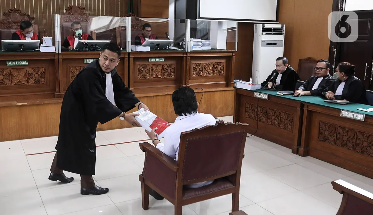 Terdakwa Ferdy Sambo saat menjalani sidang lanjutan pembacaan tuntutan oleh Jaksa Penuntut Umum kasus pembunuhan berencana terhadap Brigadir Nopriansyah Yosua Hutabarat di Pengadilan Negeri Jakarta Selatan, Jakarta, Selasa (17/1/2023). Fredy Sambo dituntut Seumur Hidup. (Liputan6.com/JohanTallo)