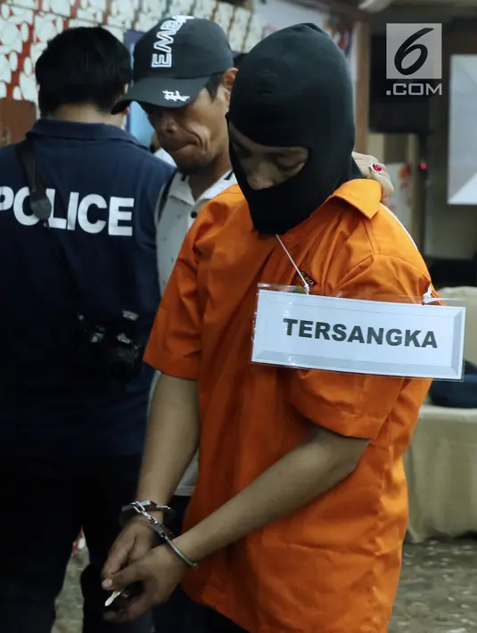 Tersangka HS pelaku pembunuhan satu keluarga di Bekasi digiring petugas usai melakukan pra-rekonstruksi di Polda Metro Jaya, Jakarta, Senin (19/11). 35 adegan diperagakan dari 57 yang akan diperagakan saat rekonstruksi. (Liputan6.com/Helmi Fithriansyah)