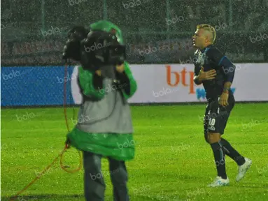 Striker Arema Cronus, Cristian Gonzales, menahan sakit di dada usai disikut oleh pemain Persiba Balikpapan, Ledi Utomo, dalam laga Torabika Soccer Championship 2016 di Stadion Kanjuruhan, Malang, Minggu (1/5/2016). (Bola.com/Iwan Setiawan)