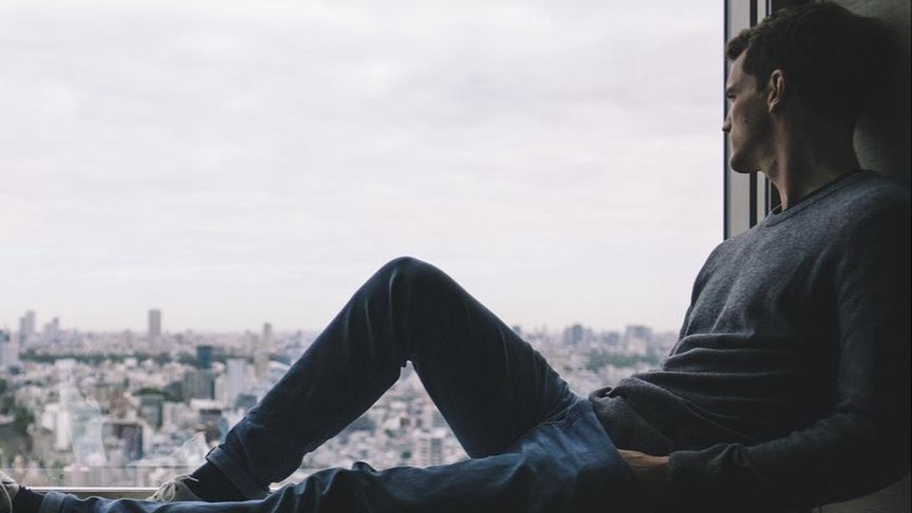 Selama ini introvert digambarkan sebagai citra seseorang yang gemar menyendiri, enggan keluar kamar dan suka menghabiskan waktunya sendirian di rumah saja. Padahal, tidak semua introvert selalu berada dalam kondisi demikian. Sama seperti ekstrovert, intro