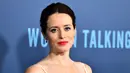 Claire Foy berpose saat menghadiri pemutaran perdana film "Women Talking" di Teater Samuel Goldwyn di Los Angeles, Beverly Hills, California pada Kamis, 17 November 2022. Foy memilih riasan berembun lengkap dengan bibir merah. (Jerod Harris/Getty Images/AFP)