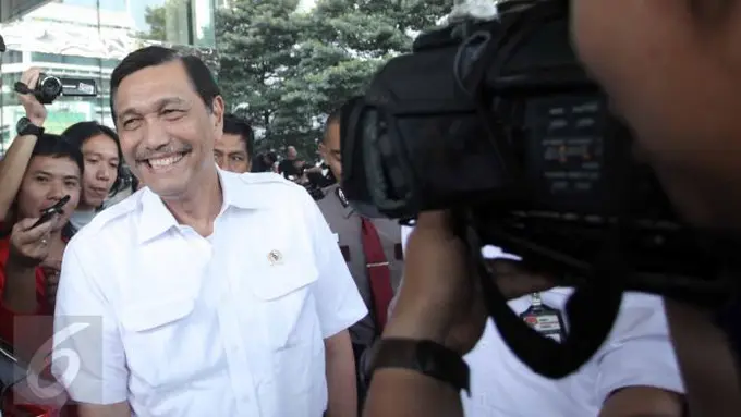 Menko Polhukam Luhut Pandjaitan, Masih Nyetrika Bajunya Sendiri!