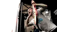 Di tengah-tengah pertunjukan, gitaris Every time I Die, Jordan Buckley menendang tangan seorang fans yang naik ke panggung untuk selfie.
