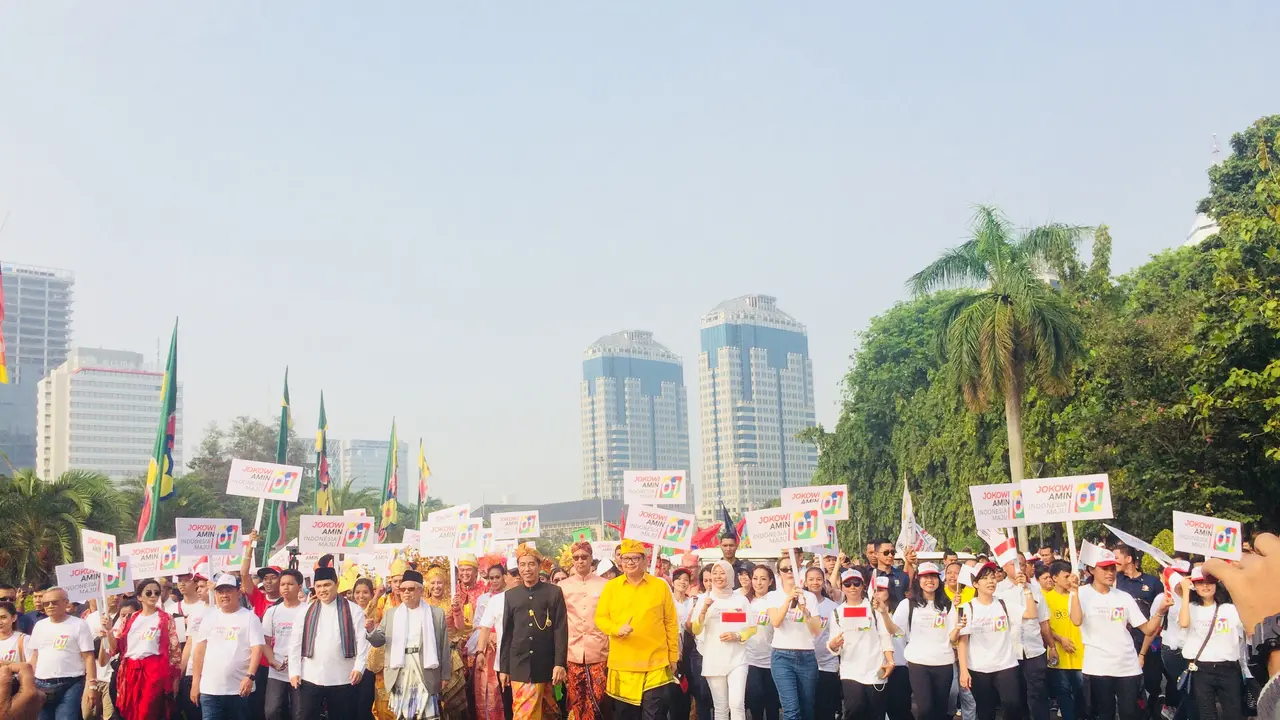 Pasangan calon presiden dan wakil presiden Jokowi-Ma'ruf Amin mengikuti karnaval (Merdeka.com/Titin Supriatin)
