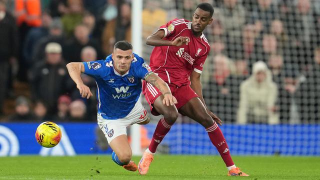 Granit Xhaka (kiri) dari Sunderland dan Alexander Isak dari Liverpool