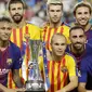 Para pemain Barcelona berpose dengan memegang trofi juara ICC 2017 setelah berhasil mengalahkan Real Madrid di Stadion Hard Rock, Miami, AS (29/7/2017). Barcelona menang 3-2 atas Real Madrid. ((AP/Lynne Sladky)