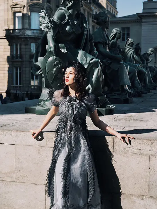 Sebagai publik figur, pemain film Sebelum Iblis Menjemput ini selalu memperhatikan penampilannya. Seperti ketika berlibur ke luar negeri, Chelsea Islan tampil memesona dalam balutan busana vintage. Penampilannya pun bak gadis cantik di era 70-an.(Liputan6.com/IG/@chelseaislan)