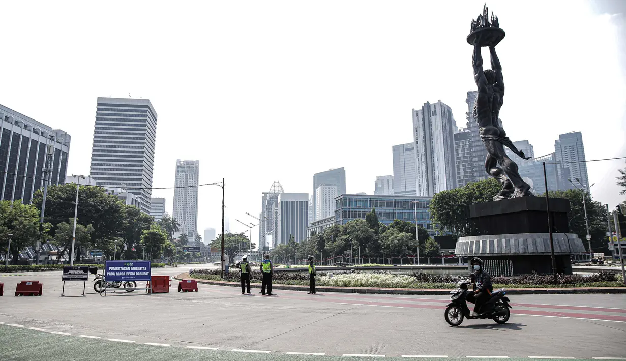 Polisi berjaga di tempat penyekatan PPKM Darurat di kawasan Ratu Plaza, Jakarta, Sabtu (17/7/2021). Menko PMK Muhadjir Effendy mengabarkan Pemberlakuan Pembatasan Kegiatan Masyarakat (PPKM) Darurat akan diperpanjang hingga akhir Juli. (Liputan6.com/Faizal Fanani)