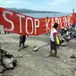 Sejumlah nelayan menutup jalan masuk lokasi reklamasi pantai yang dilakukan oleh salah satu perusahan pengelolah pusat perbelanjaan di Manado, Sulawesi Utara.(Antara)