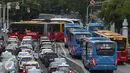 Bus Trans-Jakarta melintas di kawasan Harmoni, Jakarta, Kamis (1/12). Direktur Utama Transjakarta Budi Kaliwono menyatakan bus Transjakarta di koridor 1 sampai koridor 12 akan tetap beroperasi pada Jumat (2/12) mendatang. (Liputan6.com/Immanuel Antonius)