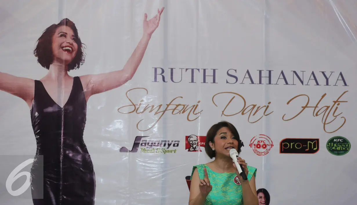 Ruth Sahanaya membawakan single terbarunya saat peluncuran "Simfoni Dari Hati", Jakarta, Senin (18/4). Album 30 tahun Ruth Sahanaya berkarya tersebut berisi 10 lagu diantaranya Rindu Yang Terakhir dan Simfoni Dari Hati. (Liputan6.com/Herman Zakharia)