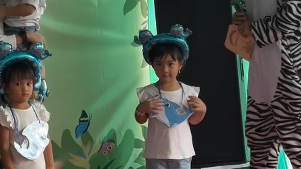7 Potret Amala Anak Irish Bella Tampil di Acara Sekolah Pertama Kali, Didampingi Haldy Sabri