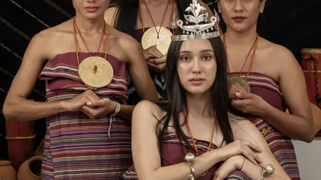 Kecantikan Yasmin Napper dengan tais timor. (credit: instagram.com/yasminnapper)