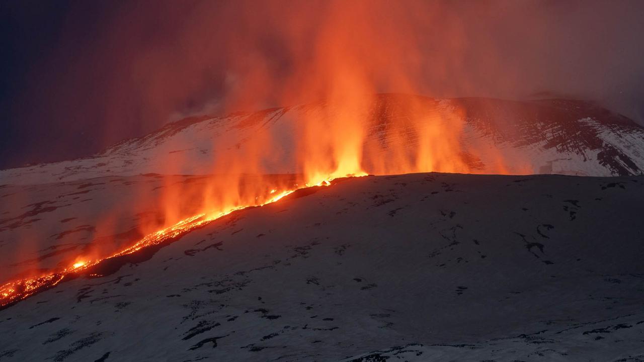 Erupsi Gunung Etna yang Memukau: Saat Salju Menyatu dengan Lava